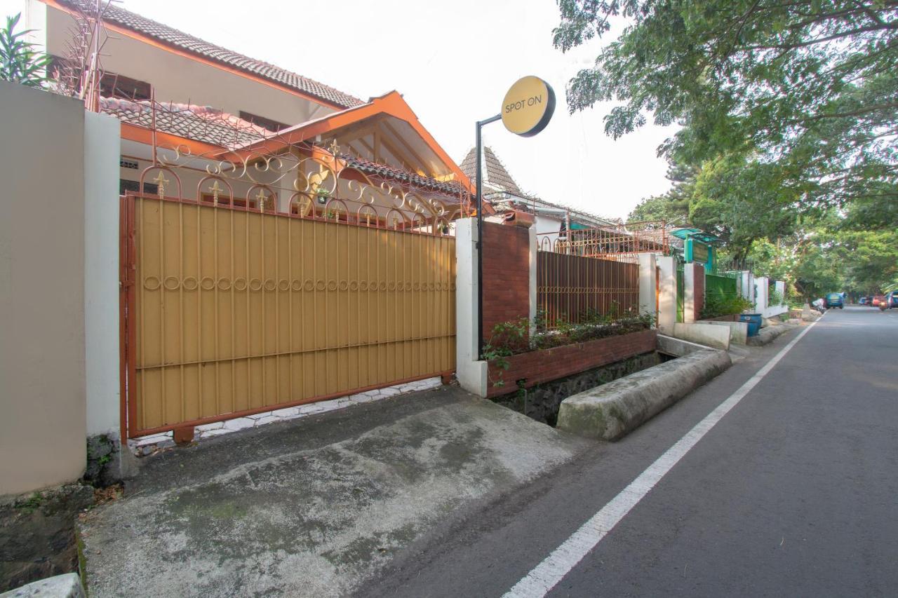 Hotel SPOT ON 3218 Bee Palm Family Malang Exterior foto